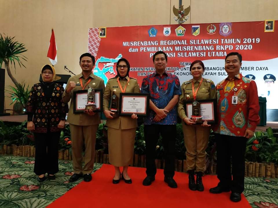 Dibawa Pimpinan TBNK Pemkot Kotmobagu Terima Penghargaan Terbaik Ke II Bidang Sanitasi Se - Sulut