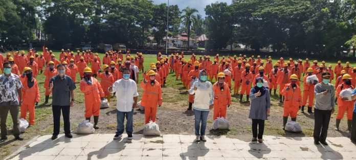 234 Petugas Kebersihan di Kotamobagu Dapat Bantuan Dari Pemkot