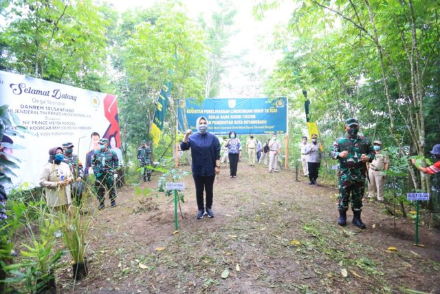 Walikota, TNI dan Polri, Tanam Bibit di Hutan Kota Bonawang