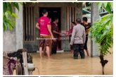 Bawah Bantuan Untuk Korban Banjir, Sekda Bolmut Rela Basah-Basahan