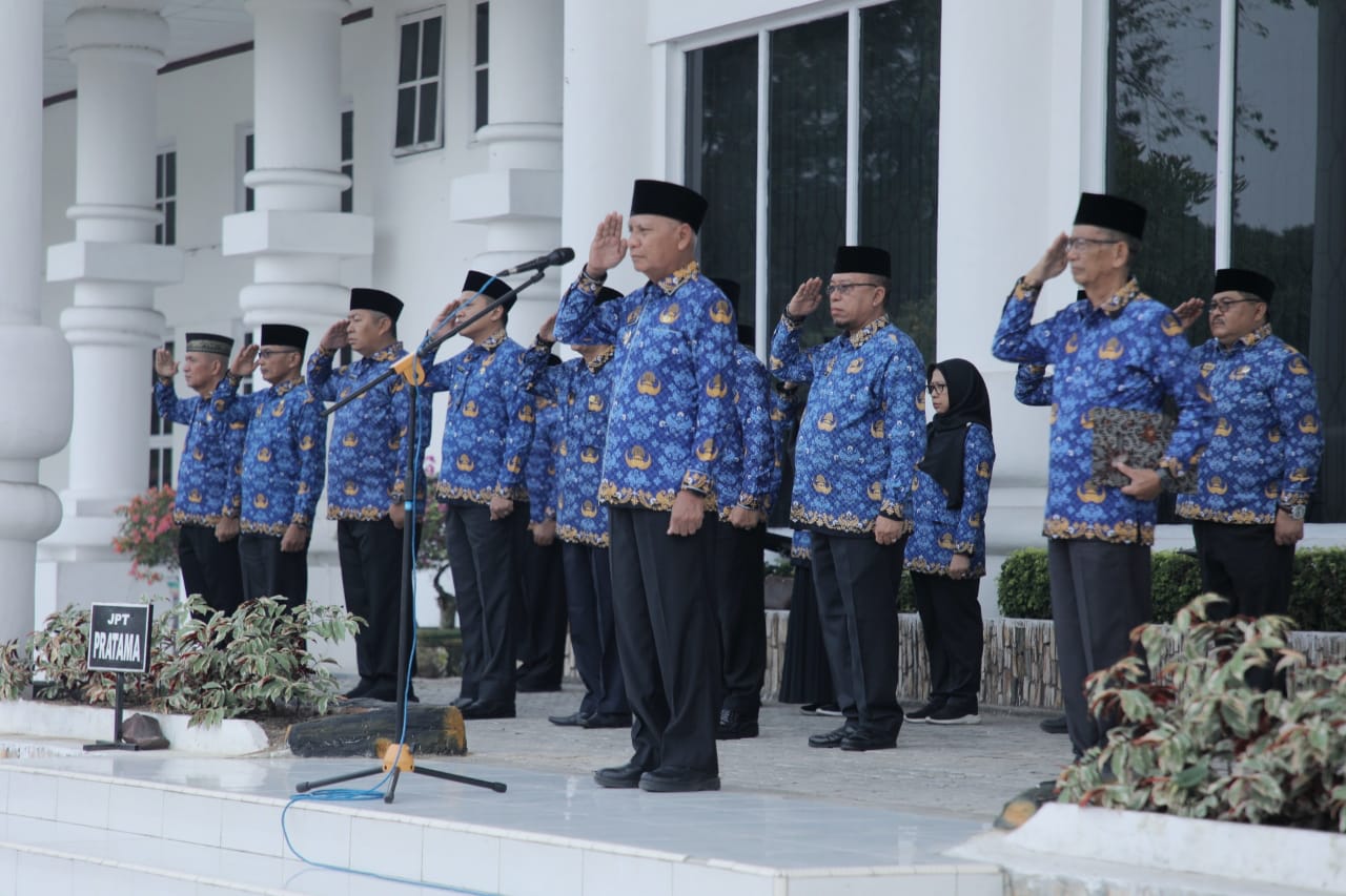 H. Surya, BSc memimpin upacara Hari Kesadaran Nasional Bulan Februari 2024 di Halaman Kantor Bupati Asahan, Senin (19/02/2024).