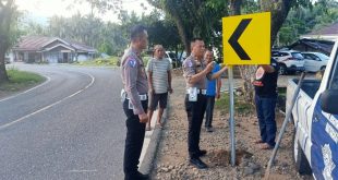 Minimalkan Risiko Laka, Satlantas Polres Kotamobagu Pasang Rambu Peringatan di Ruas Jalan AKD Desa Lobong
