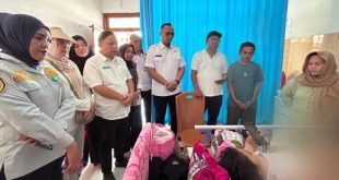 Jajaran Pejabat Kotamobagu Jenguk Pasien Korban Kecelakaan Drrag Race di Rumah Sakit Monompia